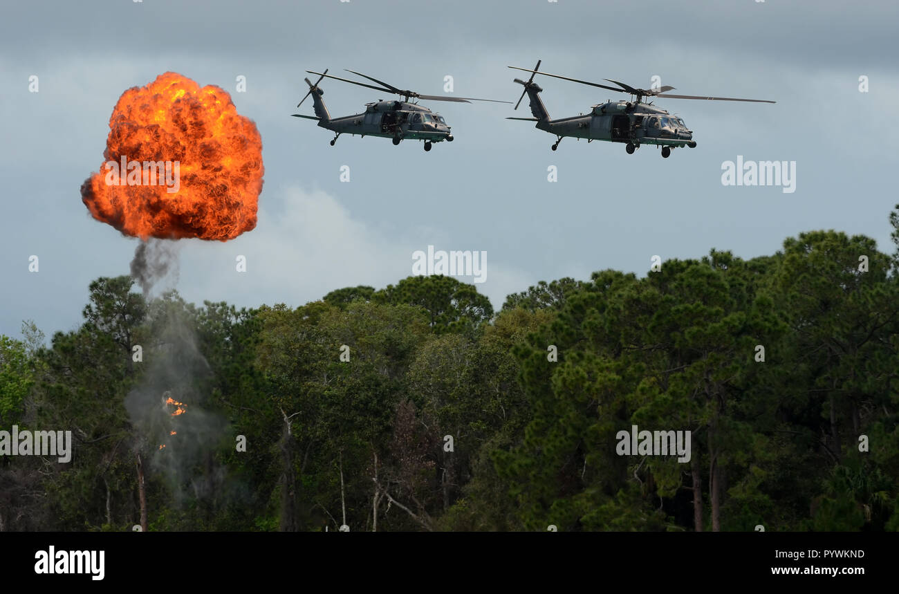 Militärischen Angriff der Helikopter über Explosion fliegen Stockfoto