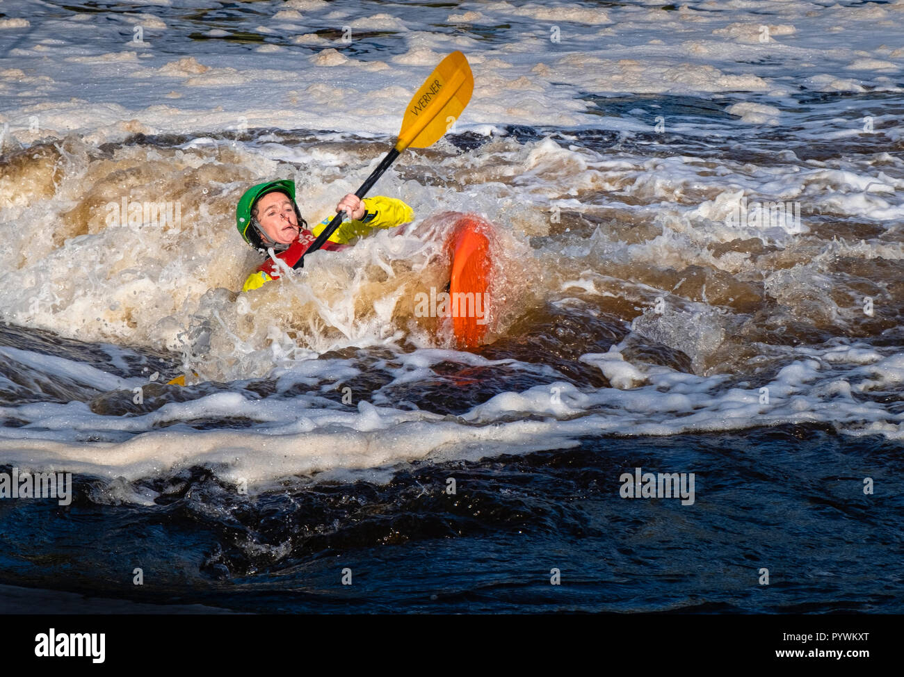 Kanutin Aushandlung der T-Stücke Barrage International White Water Kurs Park in Stockton-on-Tees - ehemals Teesside White Water Kurs Stockfoto