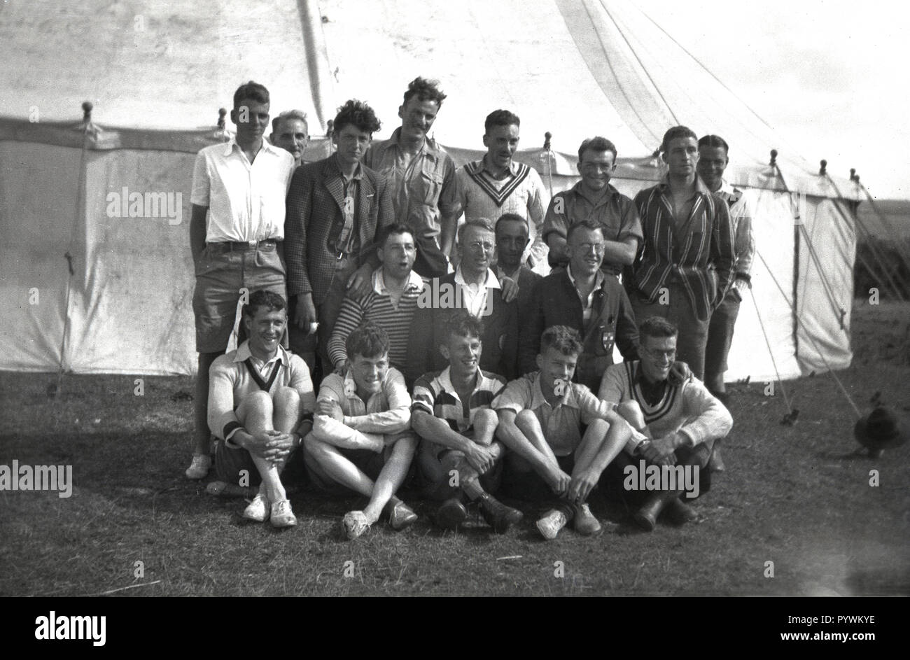1930er Jahre, historische, eine Gruppe von jungen Männern für ein Foto vor einer großen Leinwand Zelt, möglicherweise an einem Kricket Festivals posiert. Stockfoto