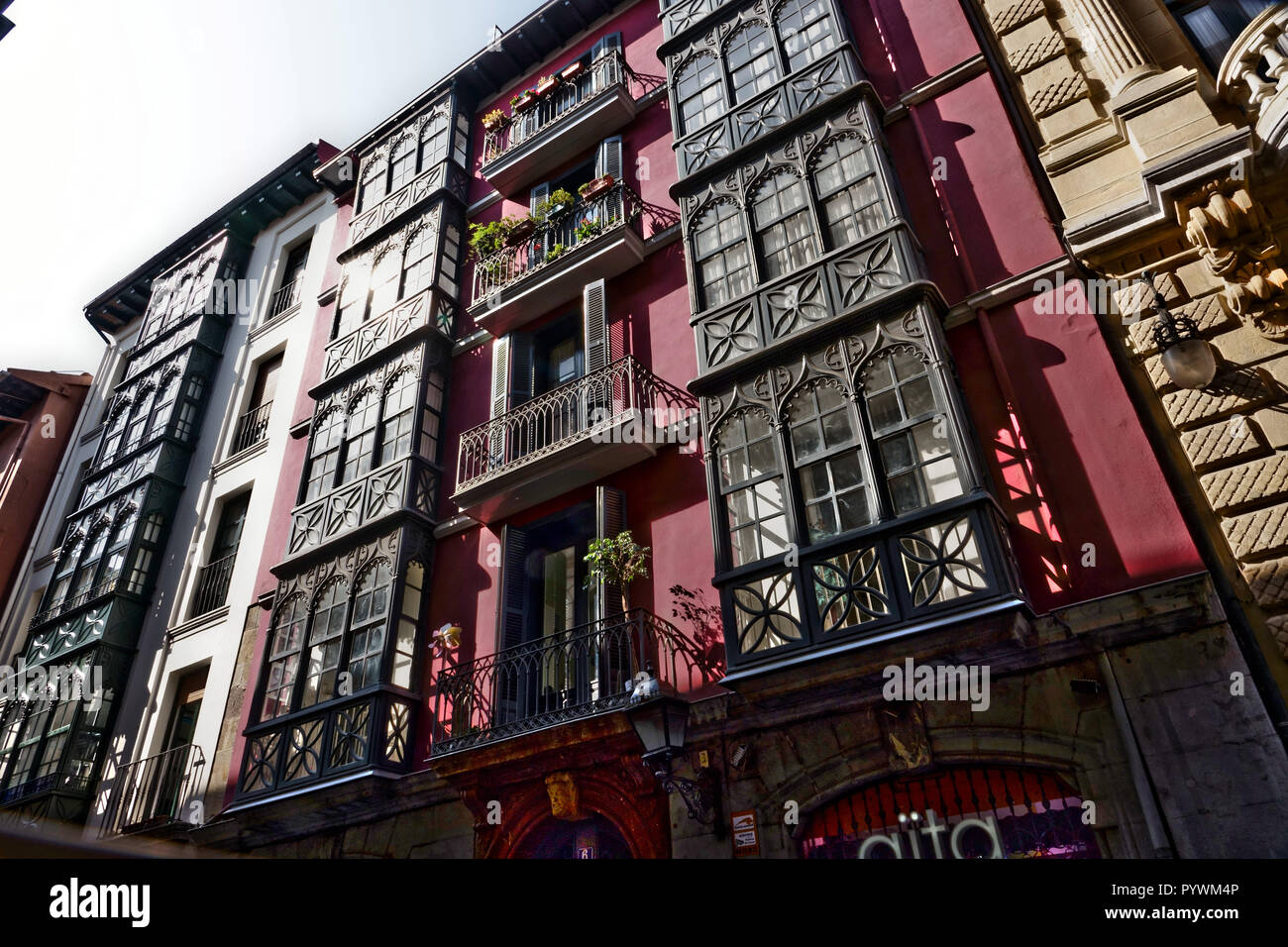 Bilbao, Baskenland, Spanien Fassade eines klassischen baskischen Apartment Gebäude in der Jardines Victor in der Altstadt Stockfoto