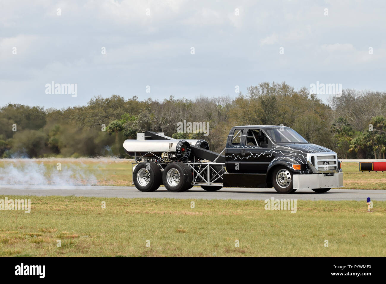 Jet Engine truck bereitet sich für Stunt Stockfoto