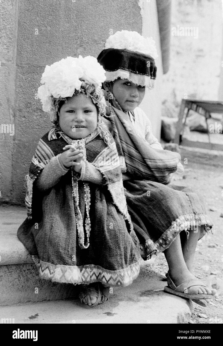 Zwei kleine Mädchen in traditioneller Kleidung Stockfoto