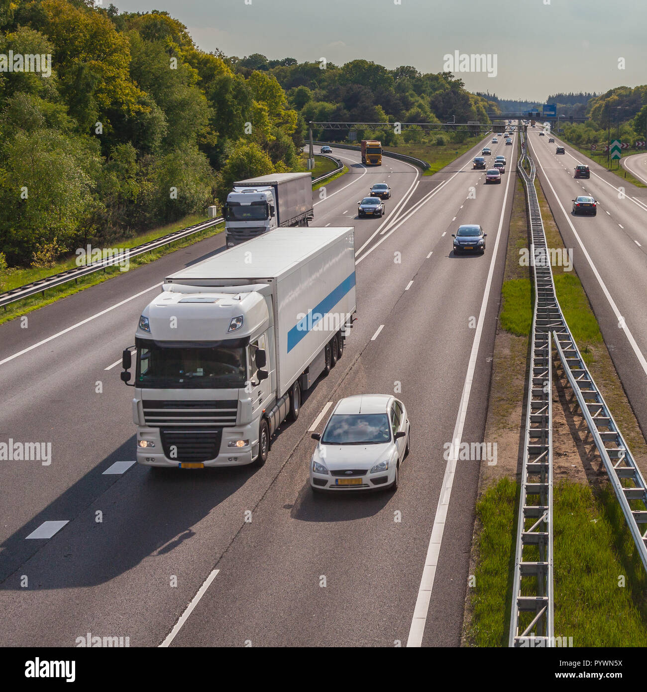 Autobahn Verkehr von oben gesehen. Eine der Bussiest Autobahnen in den Niederlanden Stockfoto