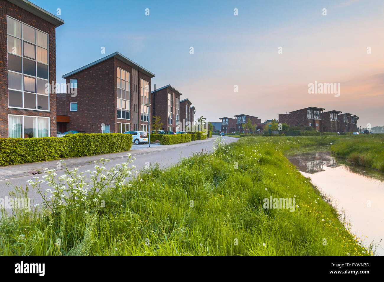 Große, moderne Mittelklasse Suburban Häuser in Gravenburg Groningen, Niederlande Stockfoto