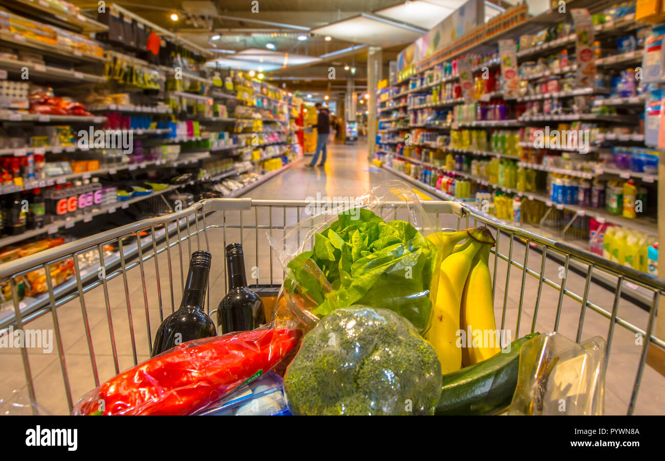 Supermarkt Einkaufswagen in einem Gang gef 252 llt mit gesundem Gem 252 se aus dem Verbraucher angesehen 