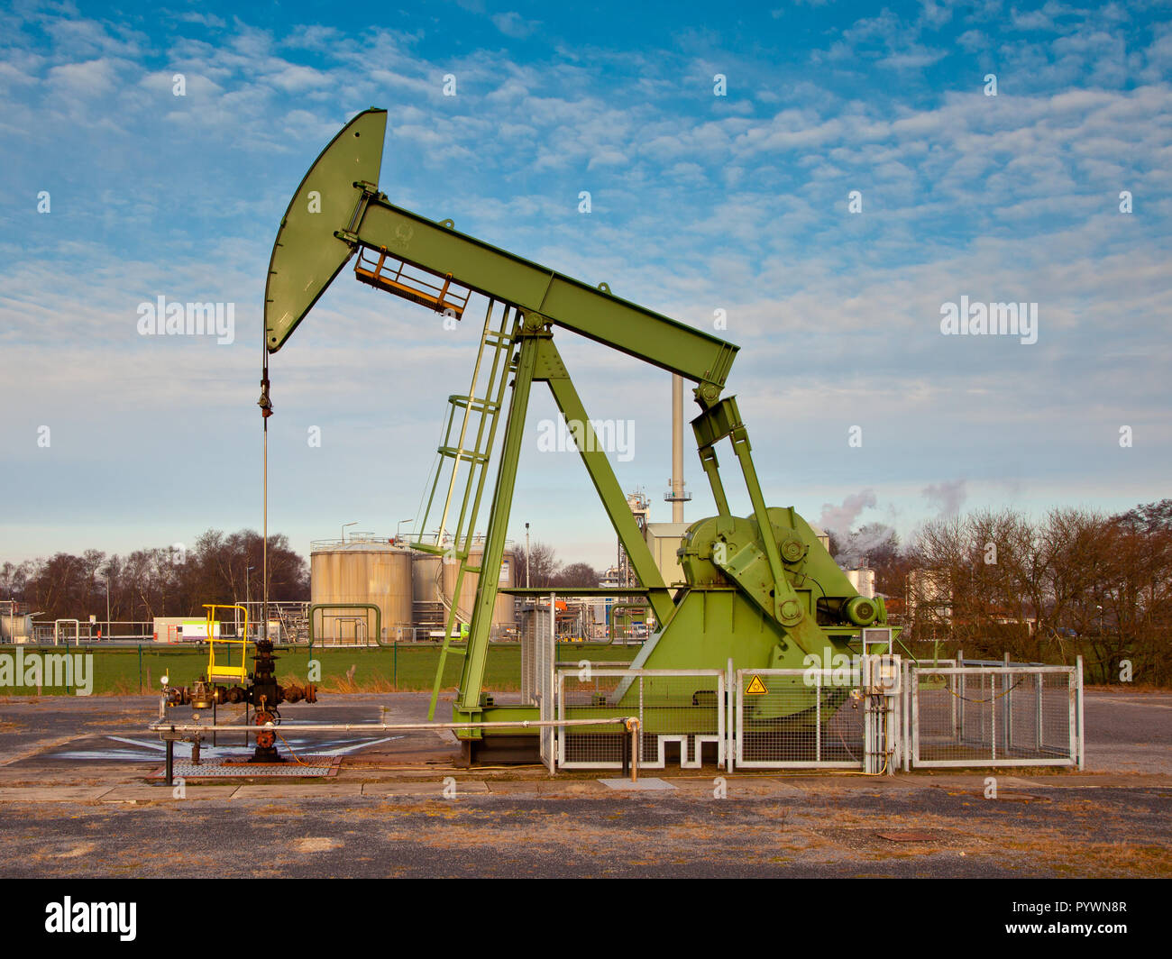 Alte europäische Ölpumpe Jack in Deutschland an einem sonnigen Tag Stockfoto