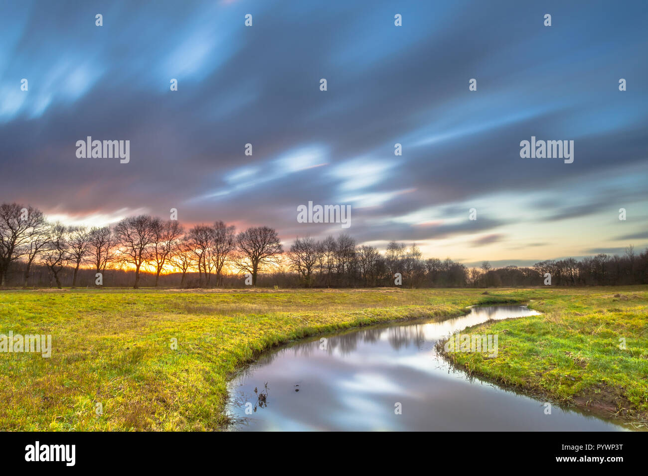 Sonnenuntergang Creek mit unscharfen Wolken durch lange Exposition als Metapher für den Spirituellen Weg und persönliche Auseinandersetzung. Stockfoto