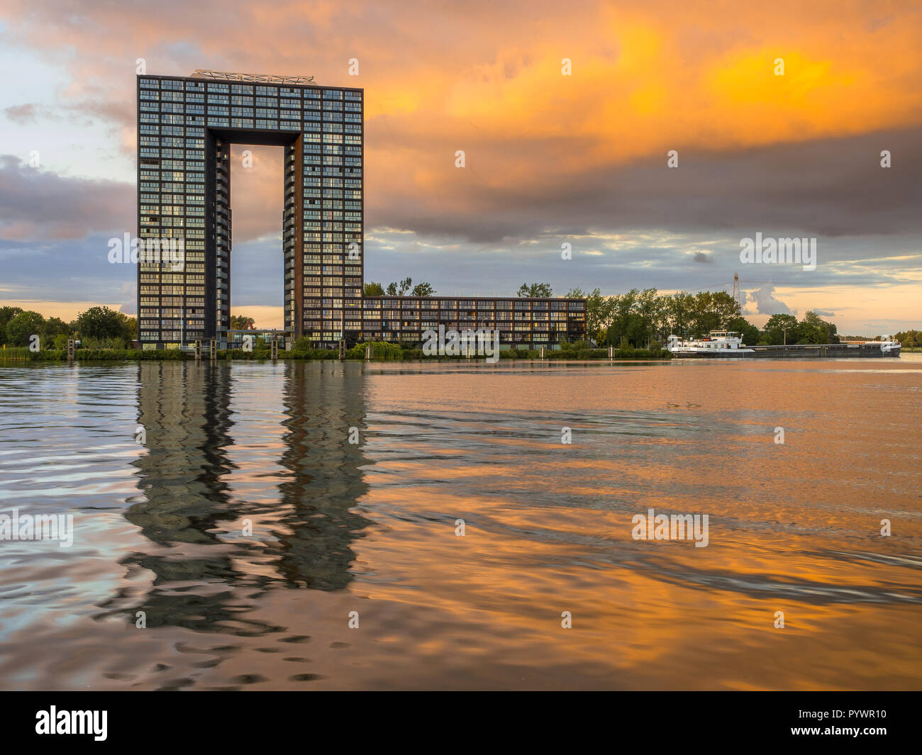 Architektur, Wahrzeichen der Stadt Groningen. Die Tasman arch Tower Apartment Complex. Stockfoto