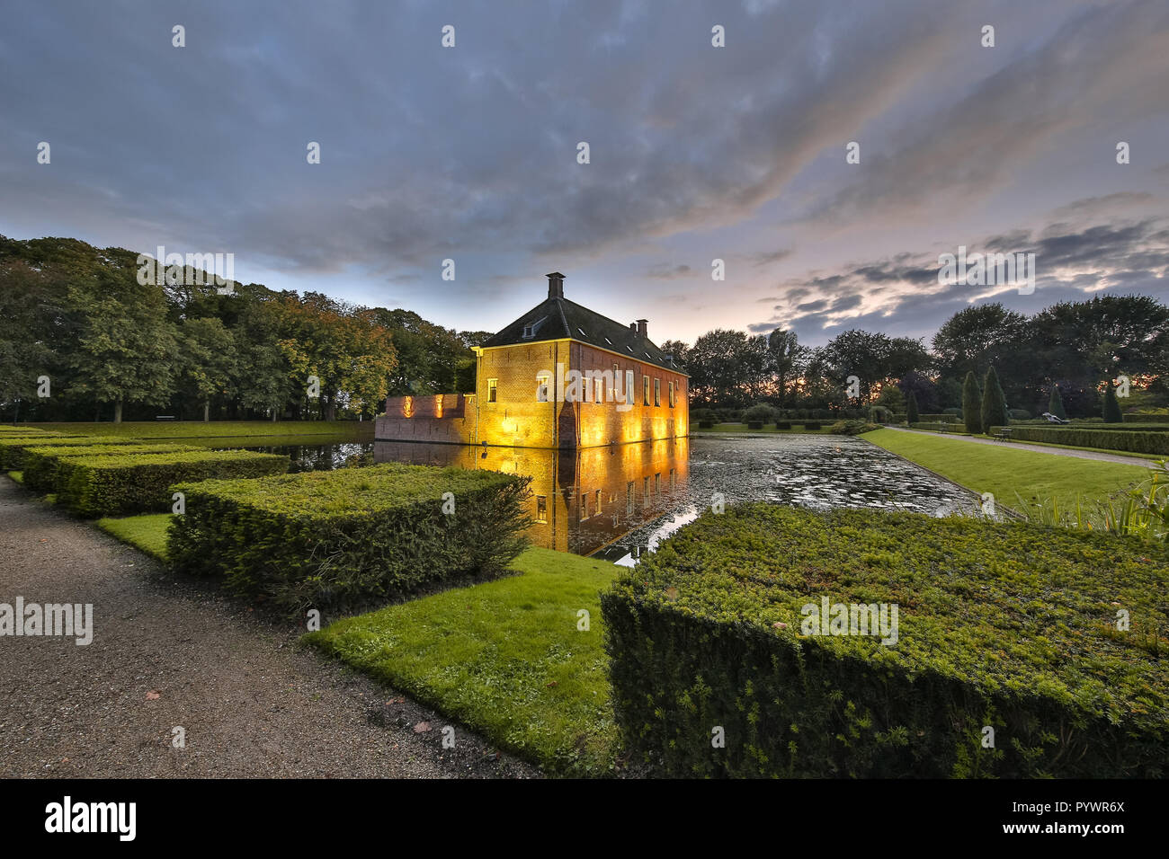 Schloss oder borg Verhildersum mit Symetrischem buxus. Diese Festung wurde im 14. Jahrhundert die Gegend um Lee gegen Eindringlinge zu verteidigen. Stockfoto