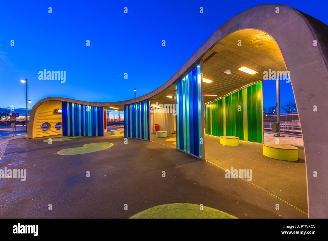 Transferium Hoogkerk modernes Design Bushaltestelle während der Blauen Stunde, eines der Wahrzeichen der Stadt Groningen Stockfoto