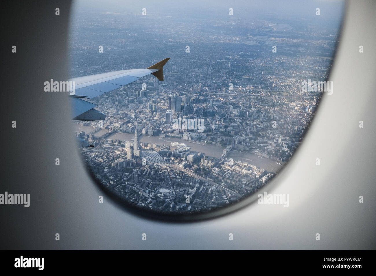 Luftaufnahme von London einschließlich der Shard aus einem Flugzeug Fenster, England, Großbritannien Stockfoto