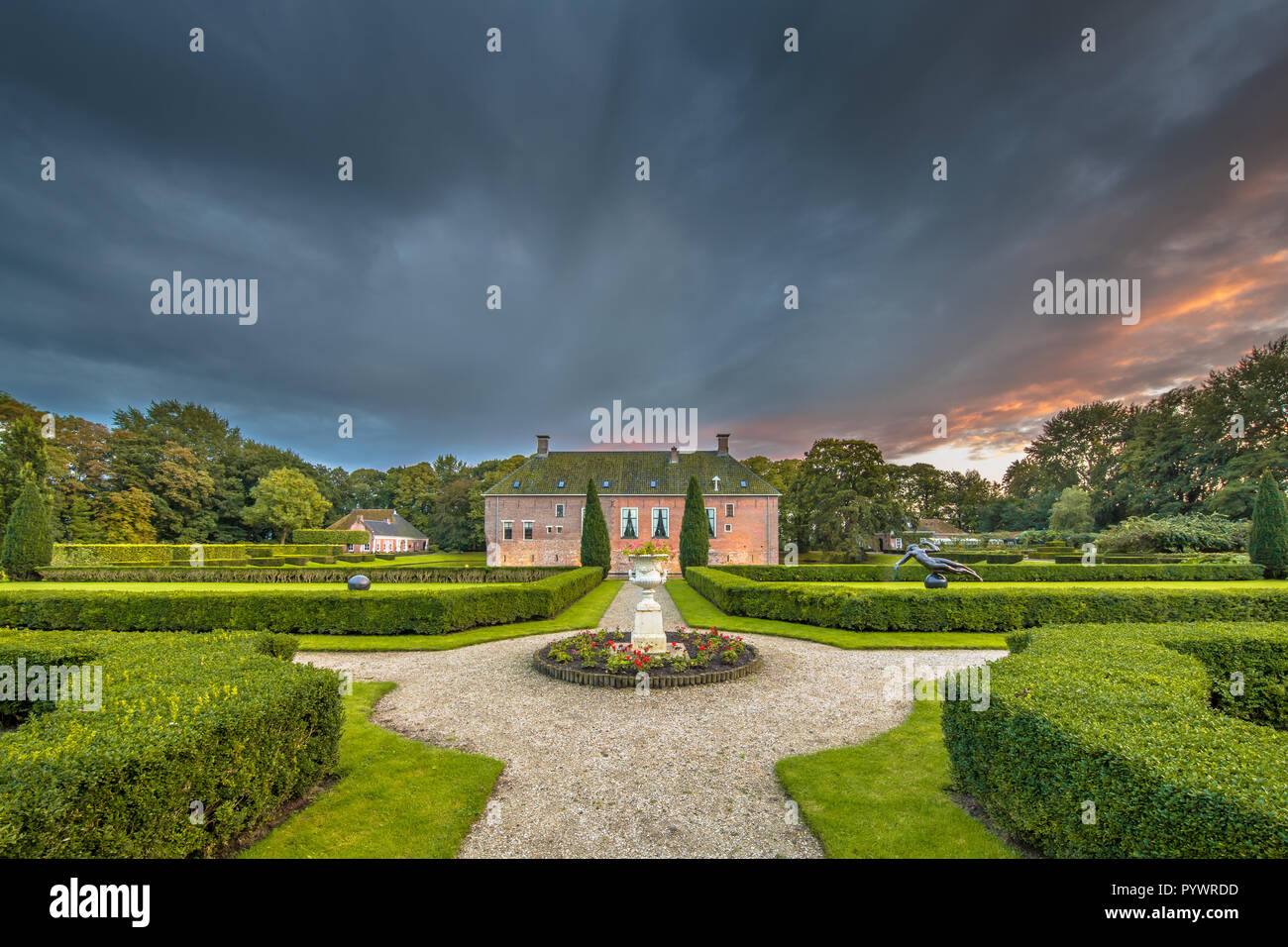 Blick von Schloss oder borg Verhildersum, vom Garten aus gesehen. Diese Borg war im 14. Jahrhundert die Gegend um Leens gegen Eindringlinge zu verteidigen. Stockfoto