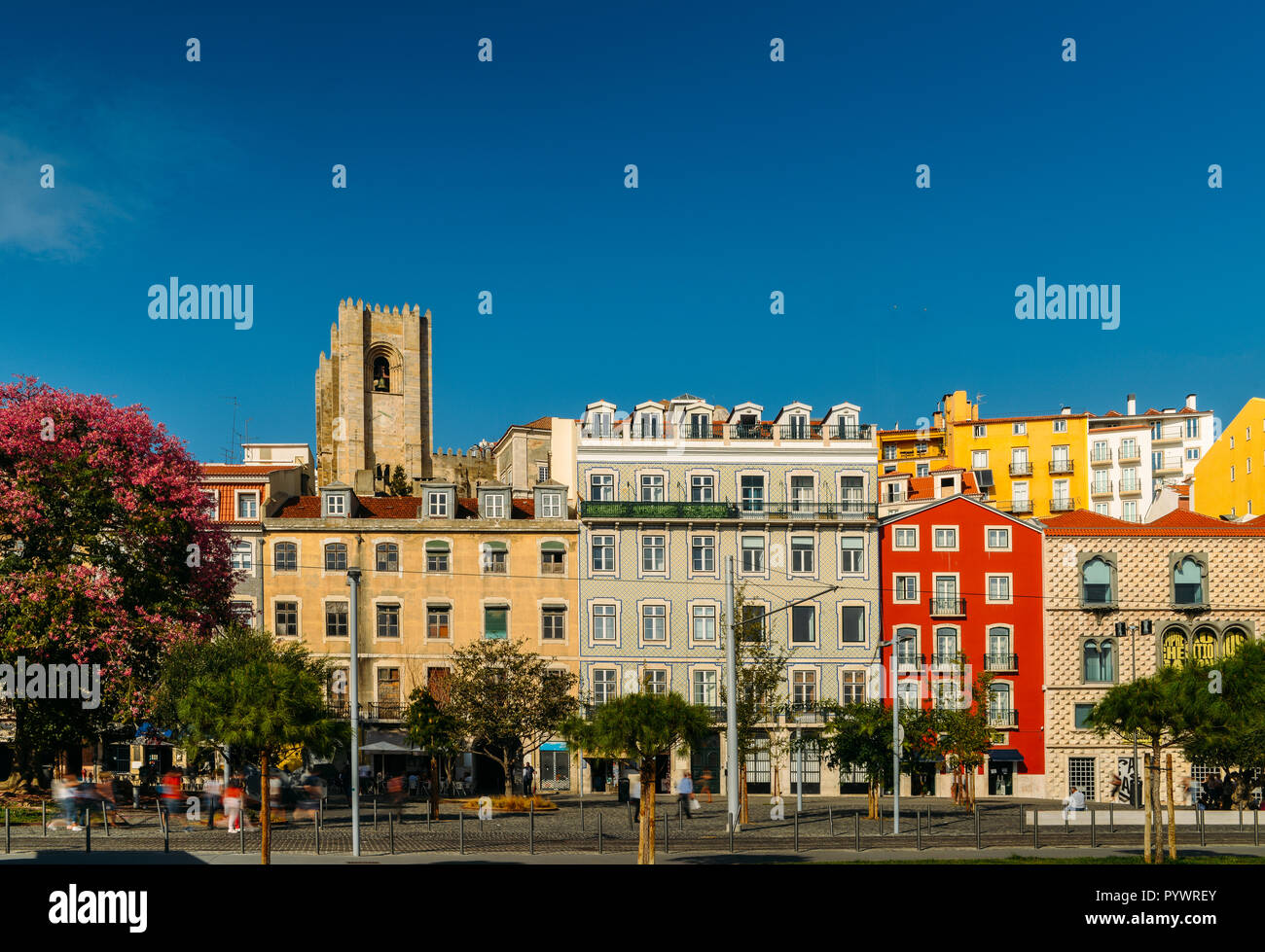 Lissabon, Portugal - 24.Oktober 2018: traditioneller Gebäude mit Azulejo Kacheln in der Altstadt von Lissabon Stadtteil Alfama mit Se Kathedrale im Hintergrund Stockfoto