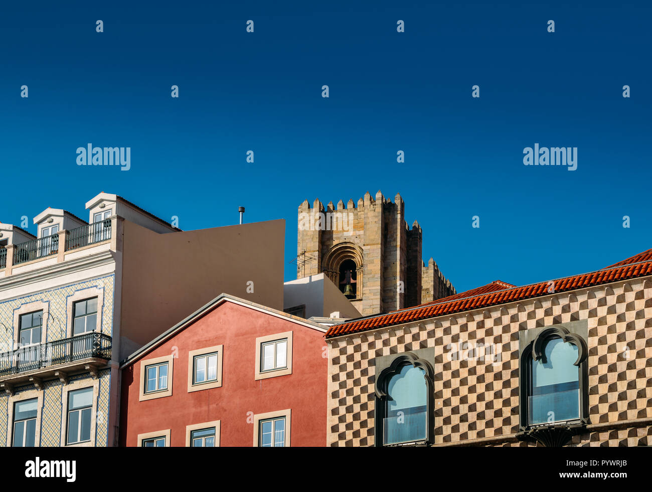 Traditionelles Gebäude mit Azulejo Kacheln in der Altstadt von Lissabon Stadtteil Alfama mit Se Kathedrale im Hintergrund, Lissabon, Portugal Stockfoto