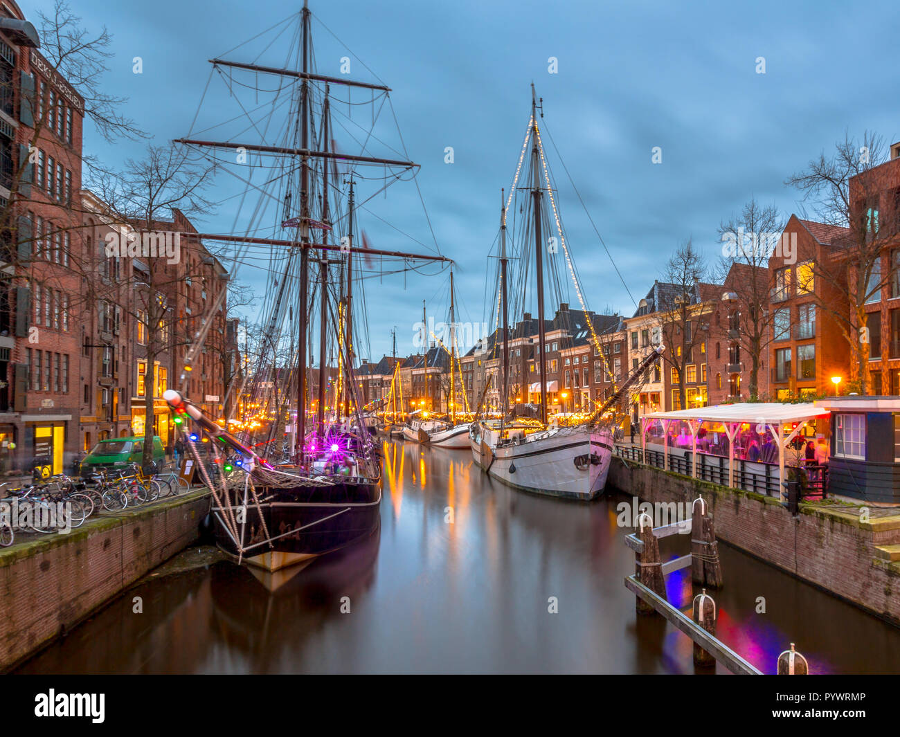 Historische segelschiffe an der jährlichen Winterwelvaart Festival rund um Weihnachten. Die alten Zeiten im historischen Teil der Stadt Groningen. Stockfoto