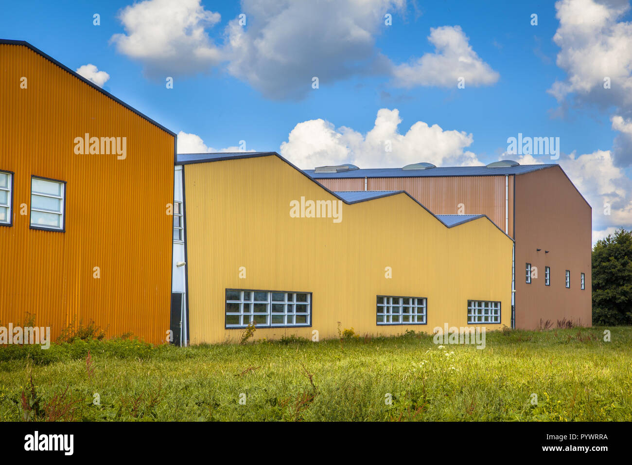 Neue farbenfrohe moderne industrielle Gebäude in einem kommerziellen Bereich in der Entwicklung Stockfoto