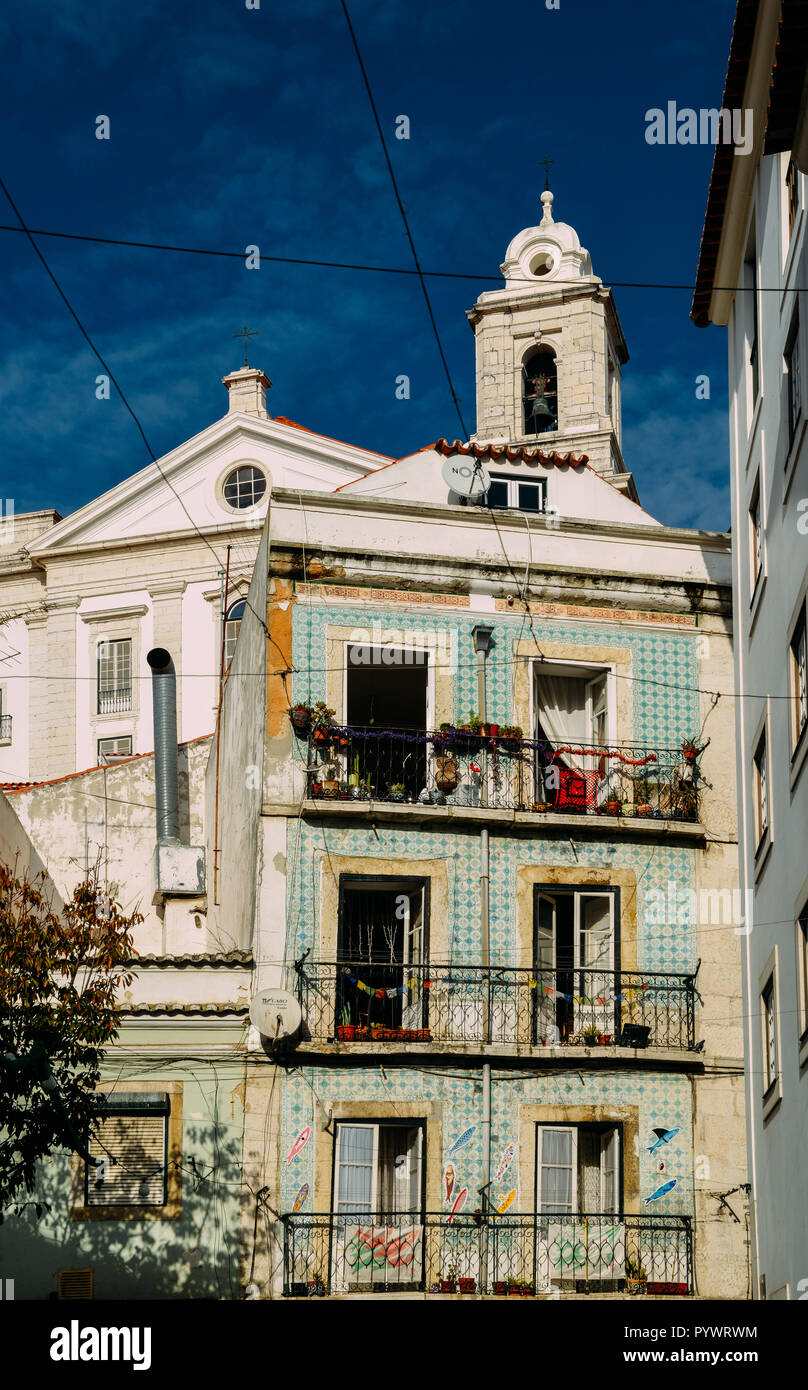 Traditionelles Gebäude mit Azulejo Kacheln in Alfama von Lissabon mit Sao Vicente Kirche im Hintergrund, Portugal Stockfoto