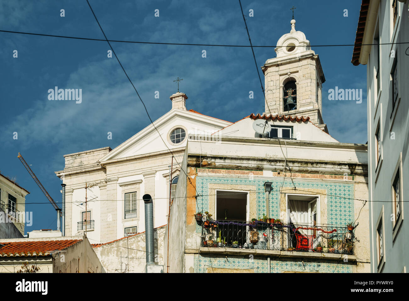 Traditionelles Gebäude mit Azulejo Kacheln in Alfama von Lissabon mit Sao Vicente Kirche im Hintergrund, Portugal Stockfoto