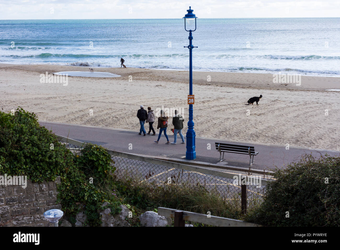 Leute & Hunde für einen Sonntag Nachmittag Spaziergang entlang Bournemouth Promenade & Strand an einem kalten Tag im Oktober 2018, Dorset, Großbritannien Stockfoto