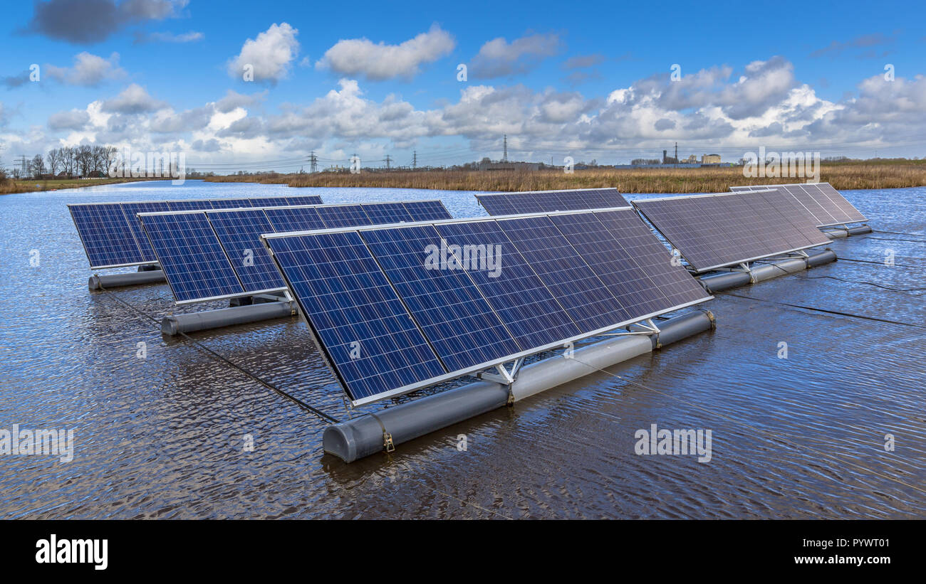 In der Nähe der Gruppe von Fotovoltaikanlagen floating auf offenen Gewässern können stellen eine ernsthafte Alternative zu Boden Solaranlagen montiert Stockfoto