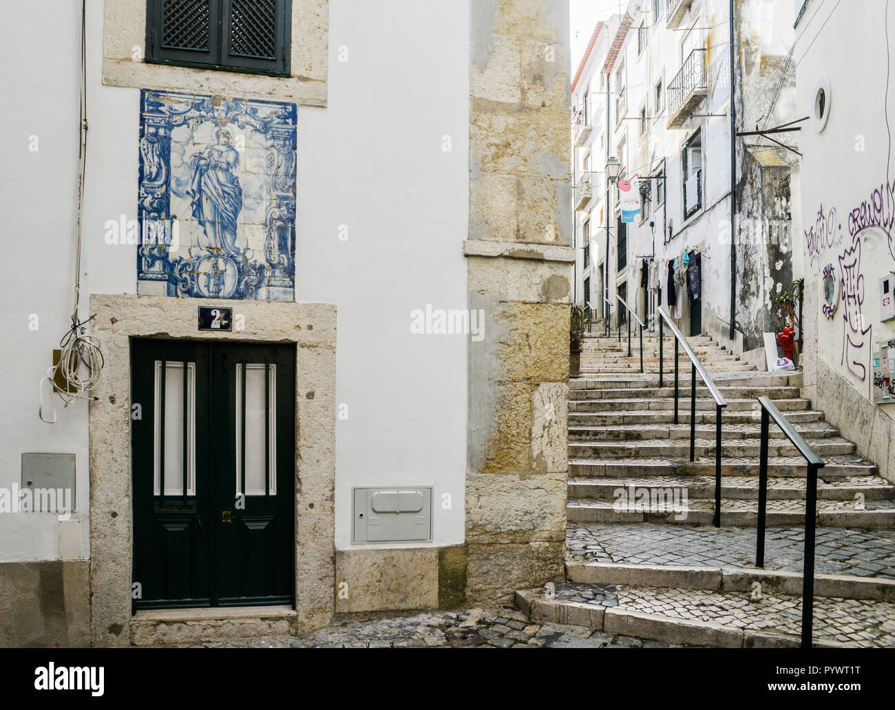 Lissabon, Portugal - 24.Oktober 2018: die engen Gassen der Alfama von Lissabon, Portugal. Religiöse Azulejo Kacheln auf Eingang Fassade des Haus Stockfoto