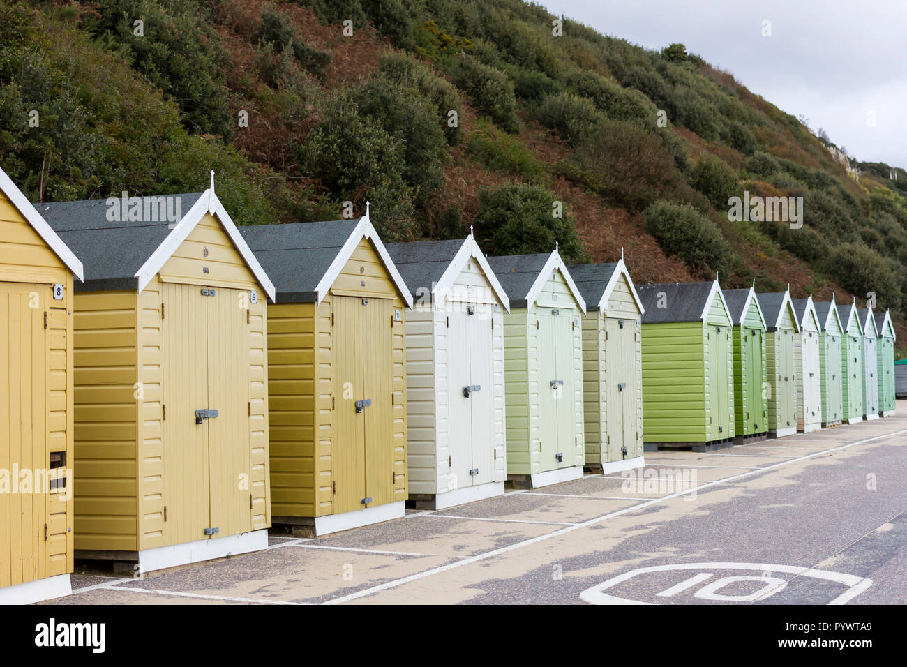 Umkleidekabinen am Strand entlang Bournemouth Promenade in der Herbstsaison, Dorset, Großbritannien Stockfoto