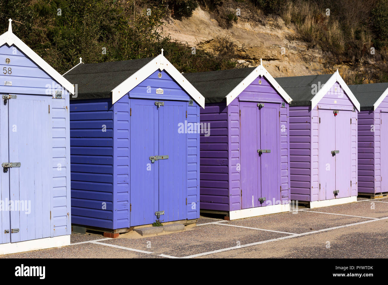 Strandhütten in lila Pastellfarben am Strand von Bournemouth, Oktober 2018, Dorset, Großbritannien Stockfoto