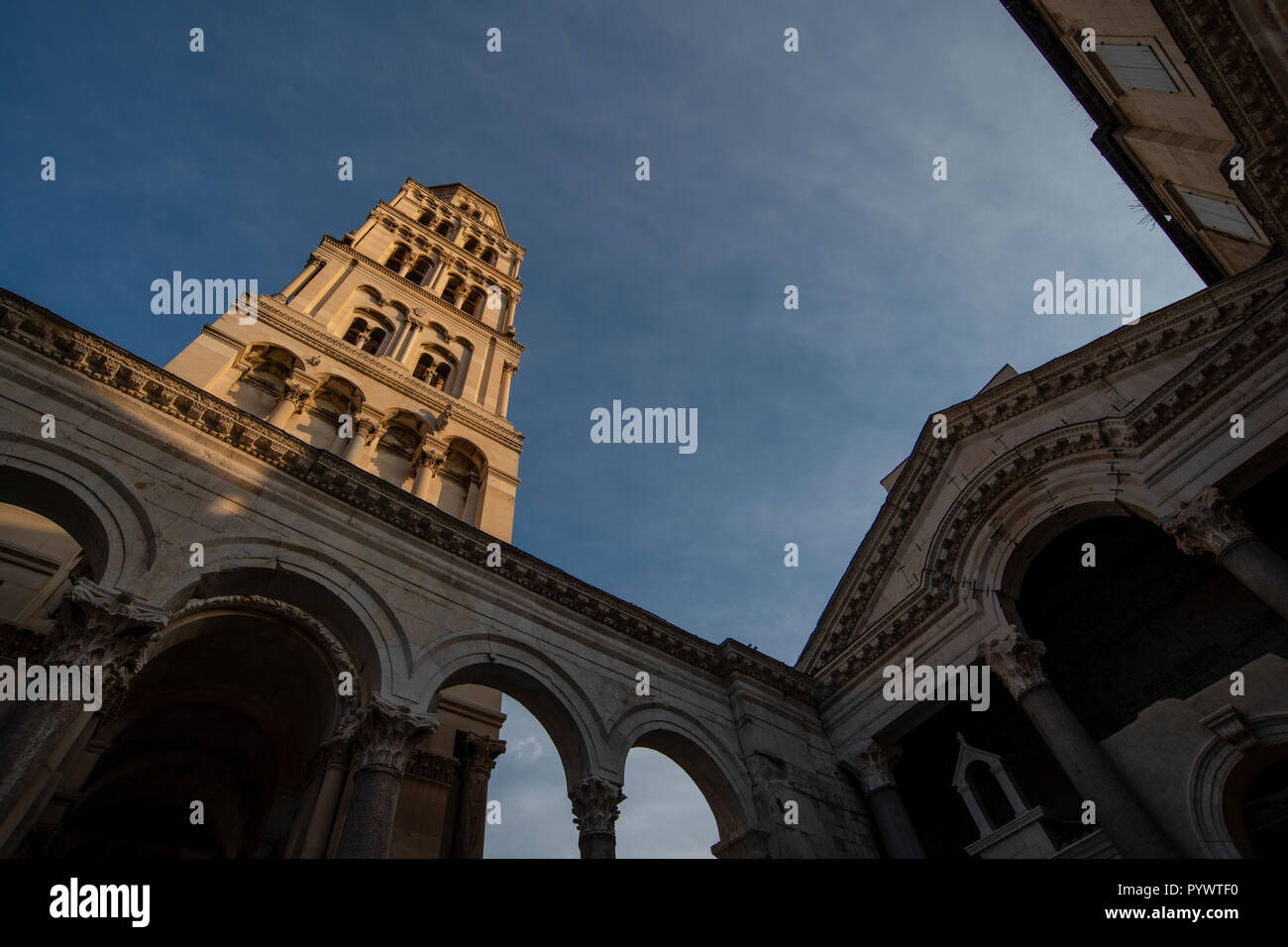 Kathedrale des Heiligen Domnius und Glockenturm, Alte Split, dem historischen Zentrum der Stadt Split, Kroatien, Peristil oder Peristil Platz. Stockfoto