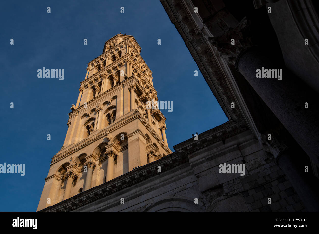 Kathedrale des Heiligen Domnius und Glockenturm, Alte Split, dem historischen Zentrum der Stadt Split, Kroatien, Peristil oder Peristil Platz. Stockfoto
