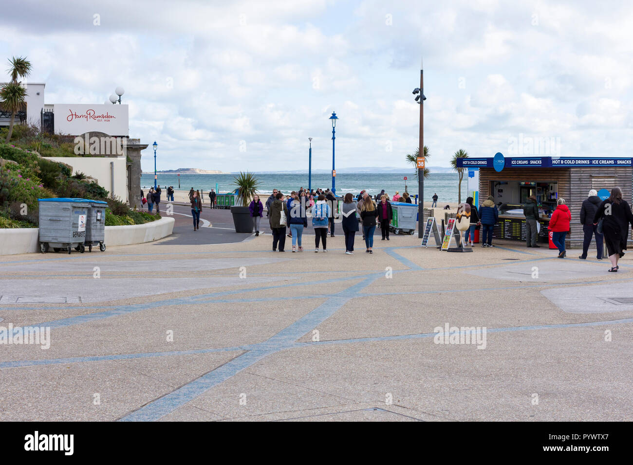 Bournemouth Promenade an einem Sonntag Nachmittag im Oktober 2018, für einen Spaziergang entlang der Strandpromenade Stockfoto