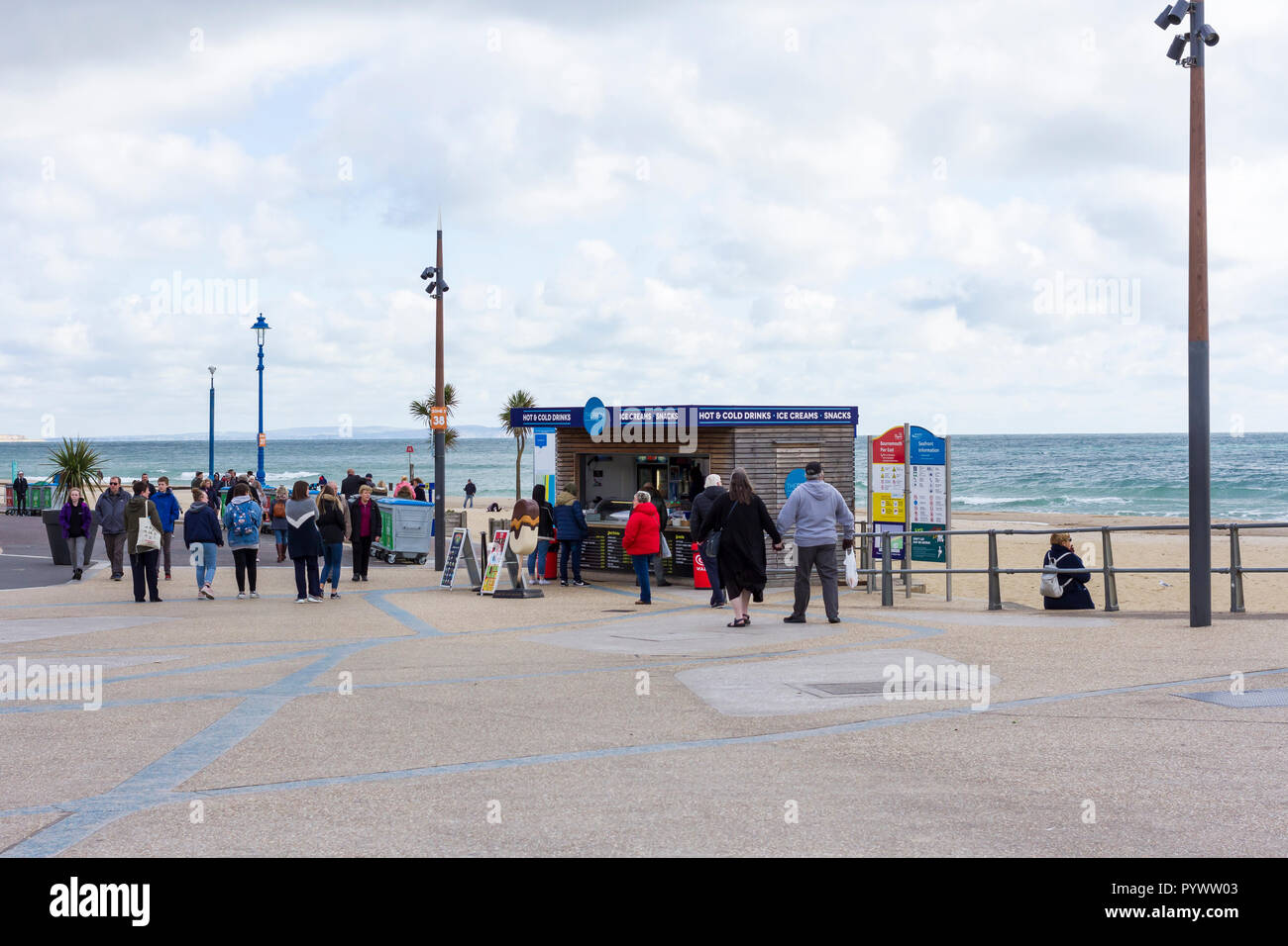 Leute, die am Sonntag Nachmittag einen Spaziergang entlang der Promenade Bournemouth an einem kalten Tag im Oktober 2018 Stockfoto