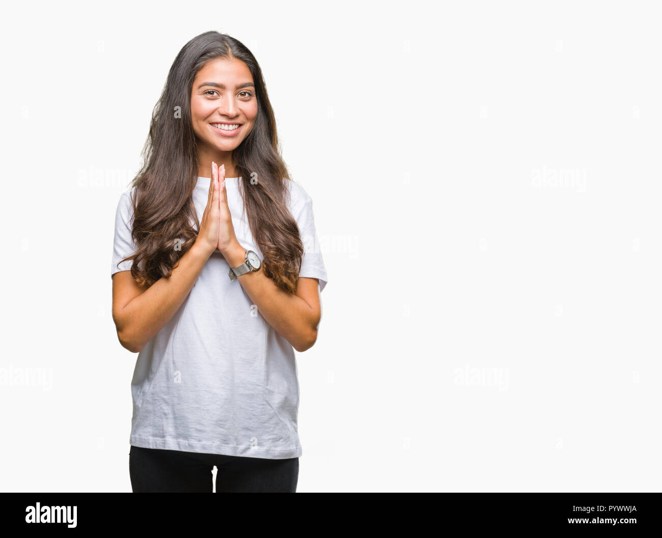 Junge schöne arabische Frau über isolierte Hintergrund mit Händen gemeinsam beten um Vergebung bat lächelnd zuversichtlich. Stockfoto