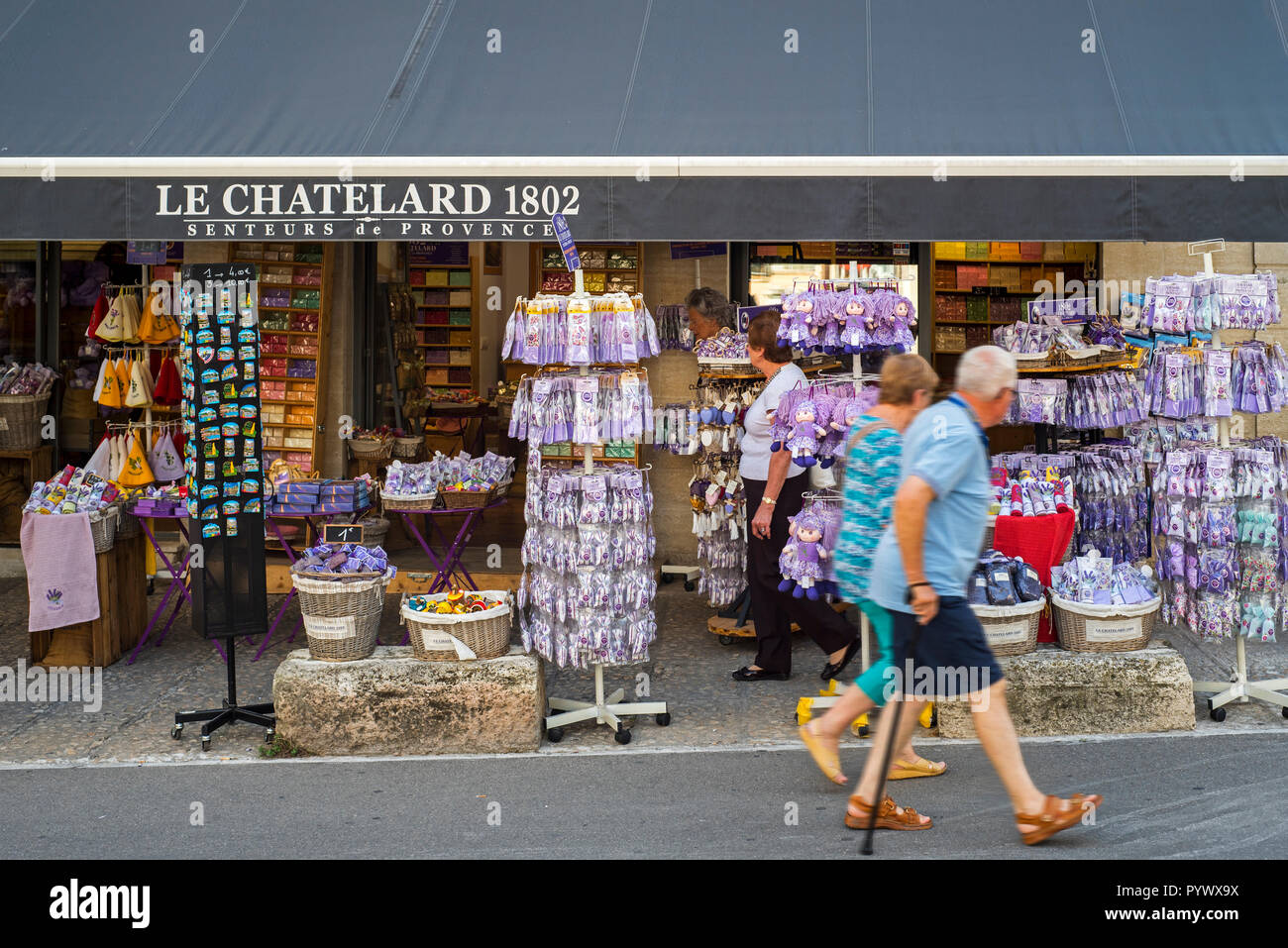 Touristen, die auf der Suche an Souvenirshop mit Lavendel Produkte in der Stadt Avignon, Vaucluse, Provence-Alpes-Côte d'Azur, Frankreich Stockfoto