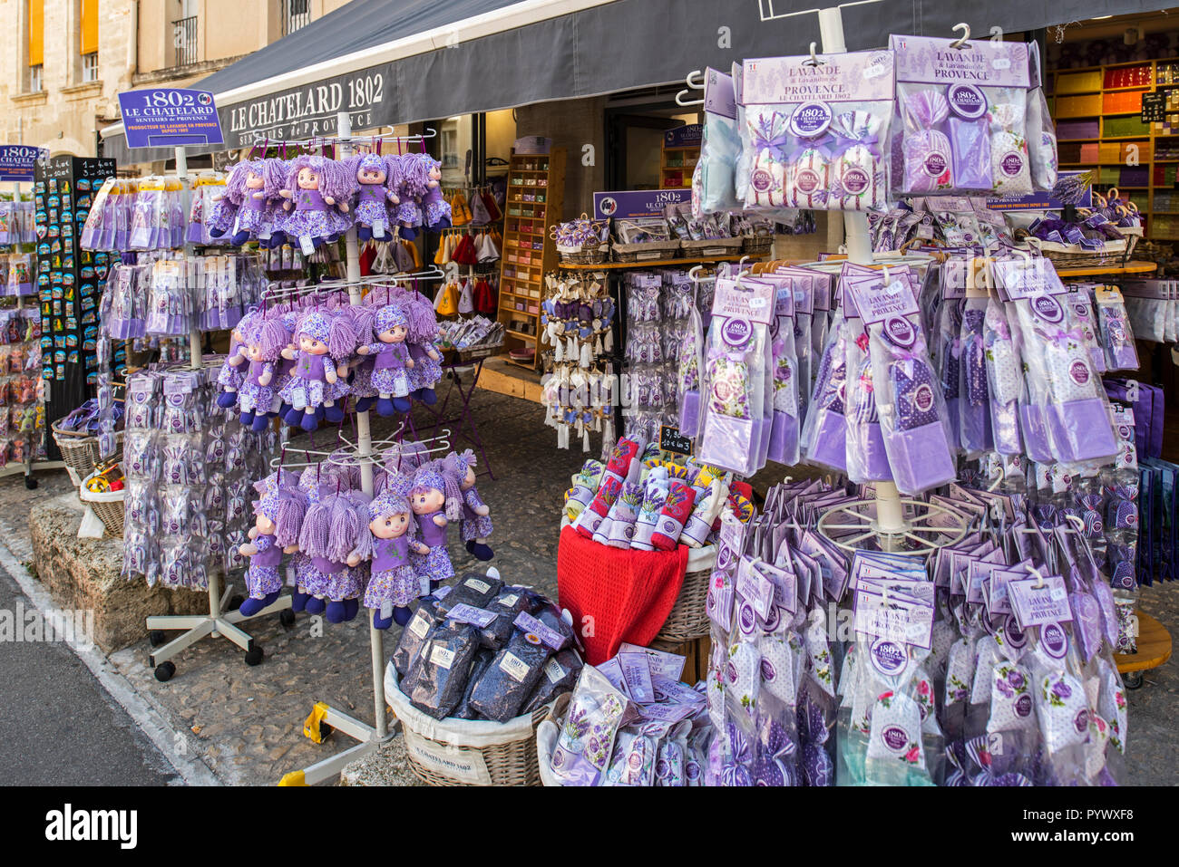 Souvenirshop mit Lavendel Produkte wie aromatische Taschen und Puppen in der Stadt Avignon, Vaucluse, Provence-Alpes-Côte d'Azur, Frankreich Stockfoto