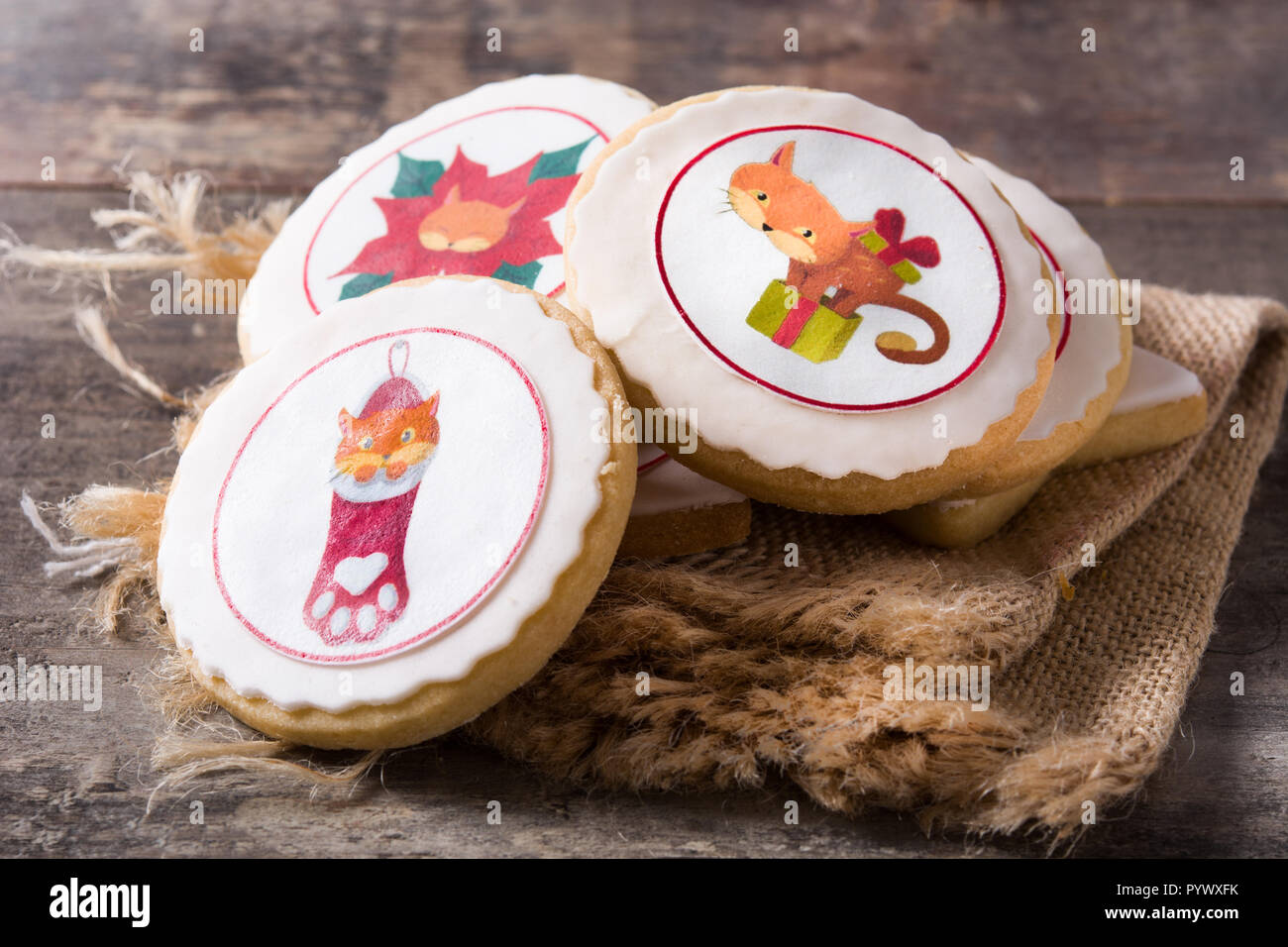 Weihnachtsplätzchen mit Weihnachten Grafiken gestaltet, auf Holztisch. Stockfoto