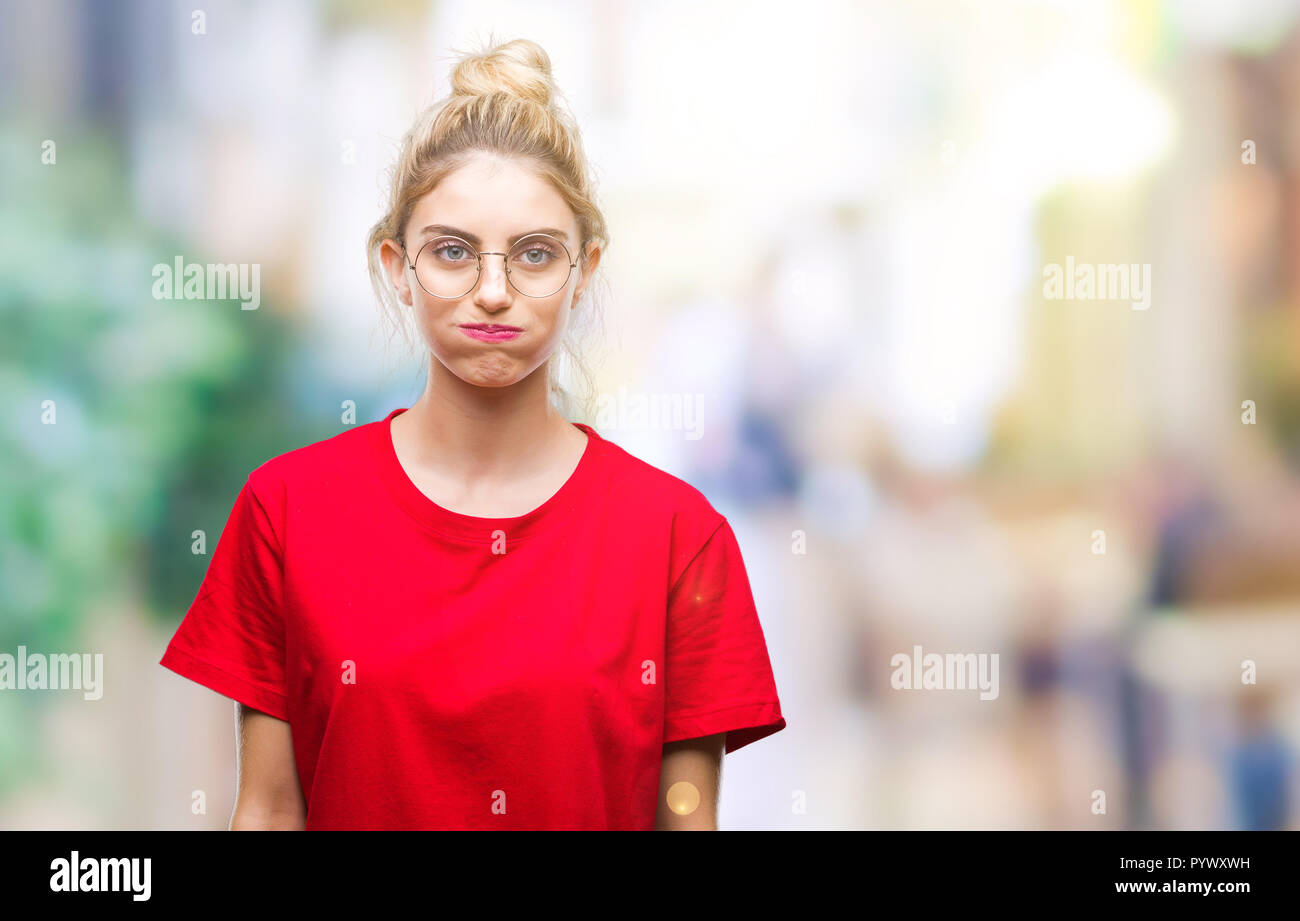 Junge hübsche blonde Frau das Tragen der roten TShirt und Brille über