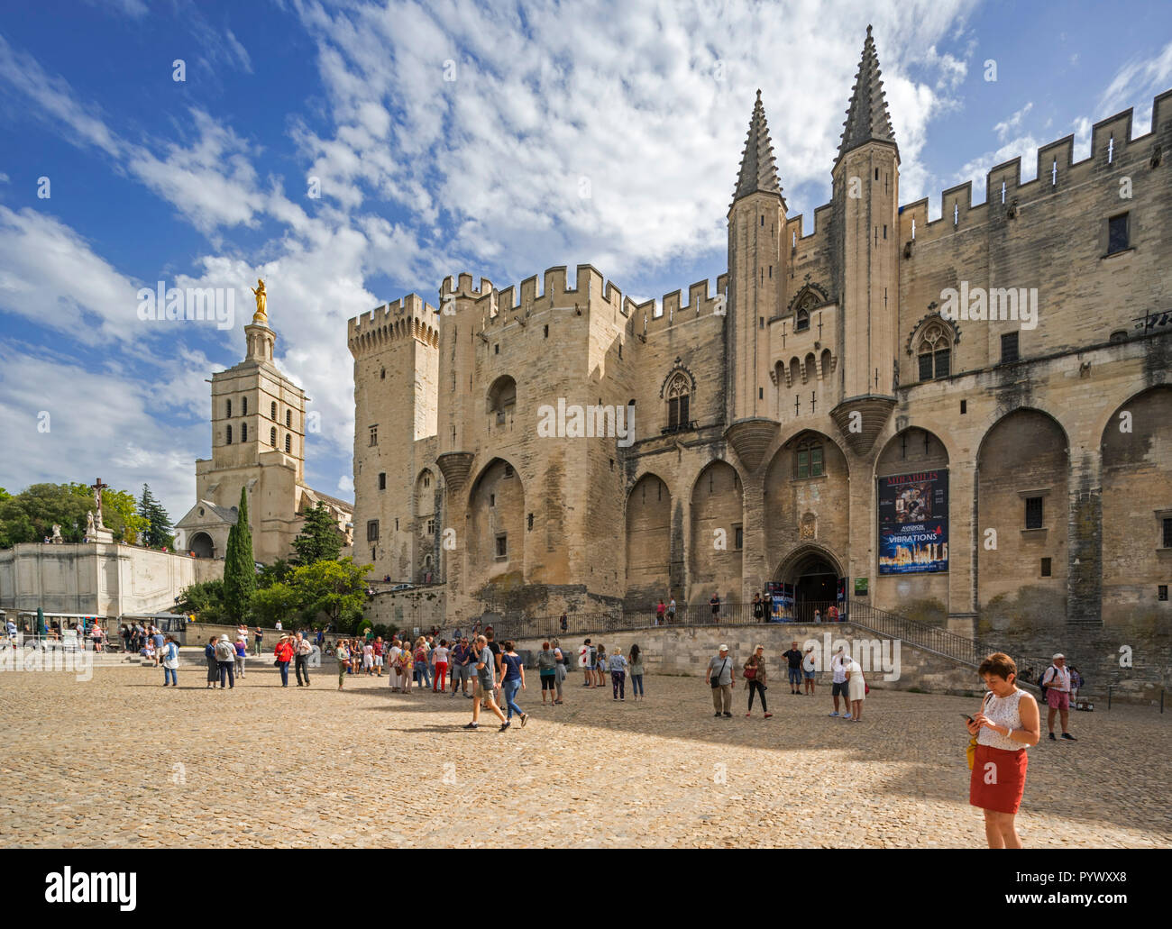 Touristen vor dem 14. jahrhundert Papstpalast/Palast der Päpste in der Stadt Avignon, Vaucluse, Provence-Alpes-Côte d'Azur, Frankreich Stockfoto