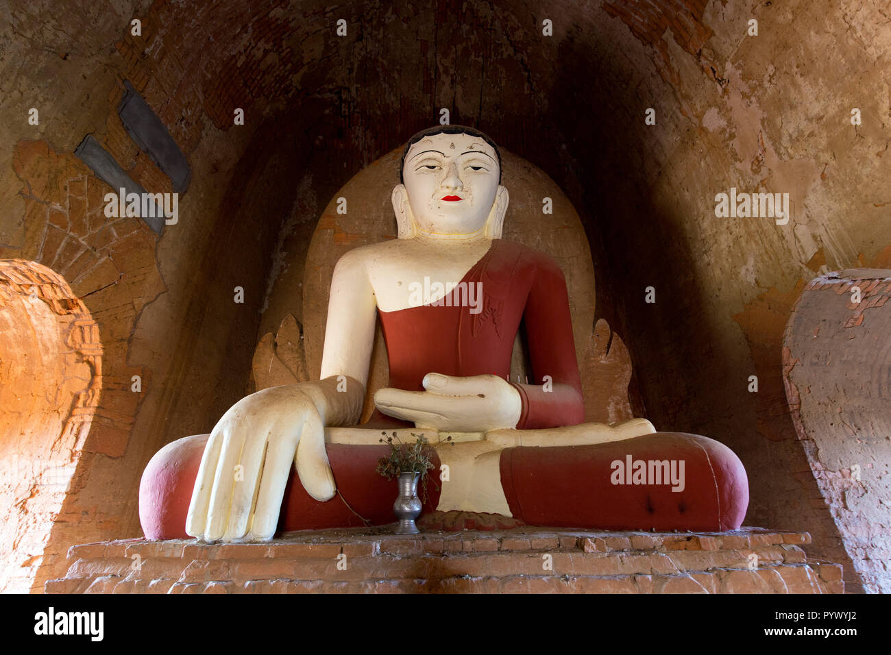 Rot lackiert Buddha im Inneren eine Pagode, Bagan, Myanmar Stockfoto