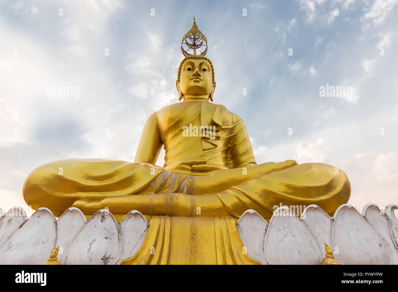 Buddha im Lotussitz auf dem Berg oben sitzen, Ansicht von unten, Krabi Tiger Cave Tempel, Thailand Stockfoto