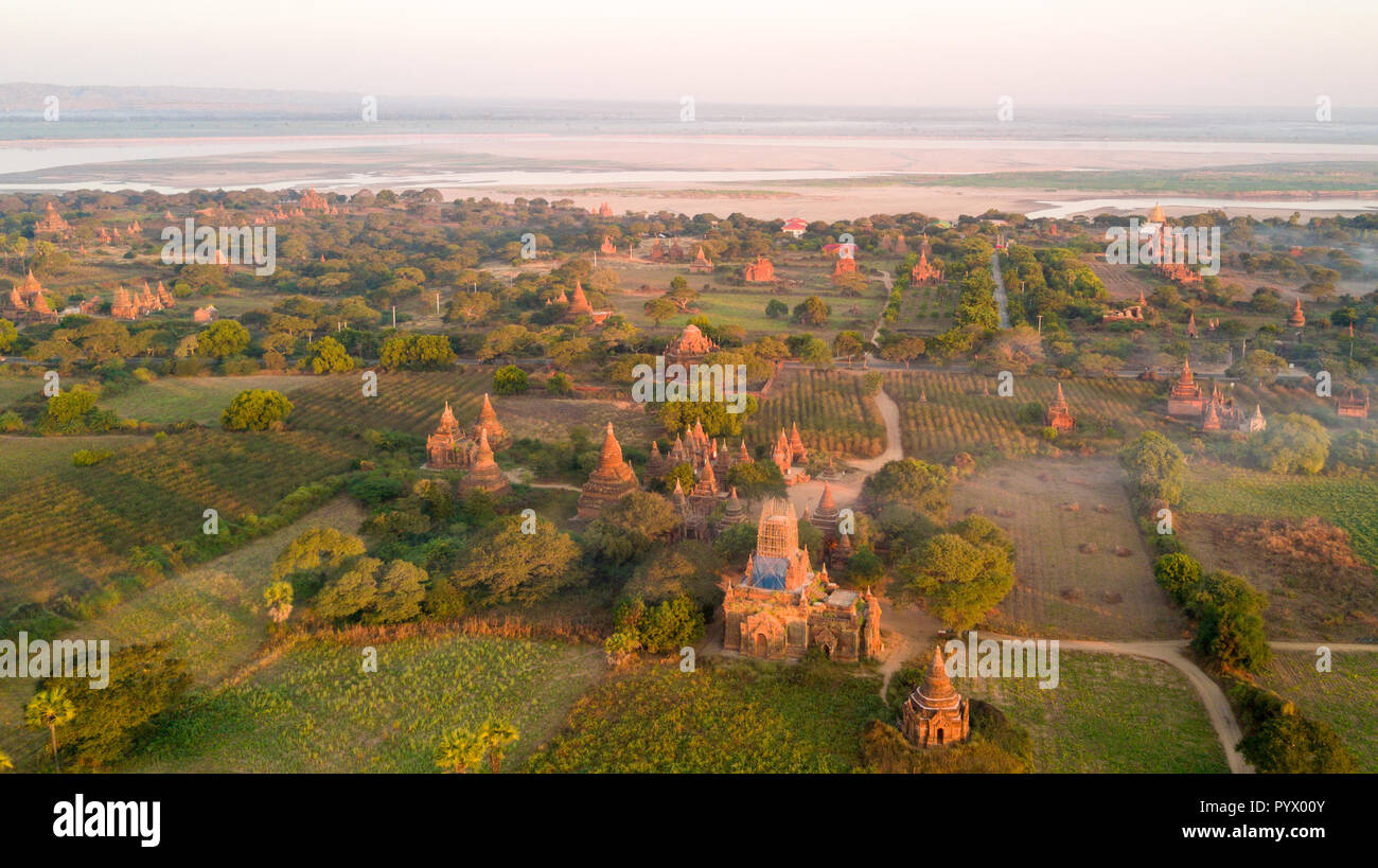 Luftbild des alten Pagoden in der Ebene von Bagan bei Sonnenaufgang, Myanmar Stockfoto