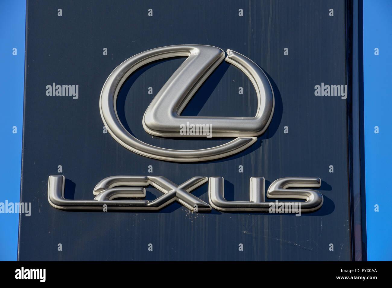 Lugano, Schweiz - 24. Oktober 2018: Logo Zeichen der Lexus Autohaus in  Lugano in der Schweiz Stockfotografie - Alamy