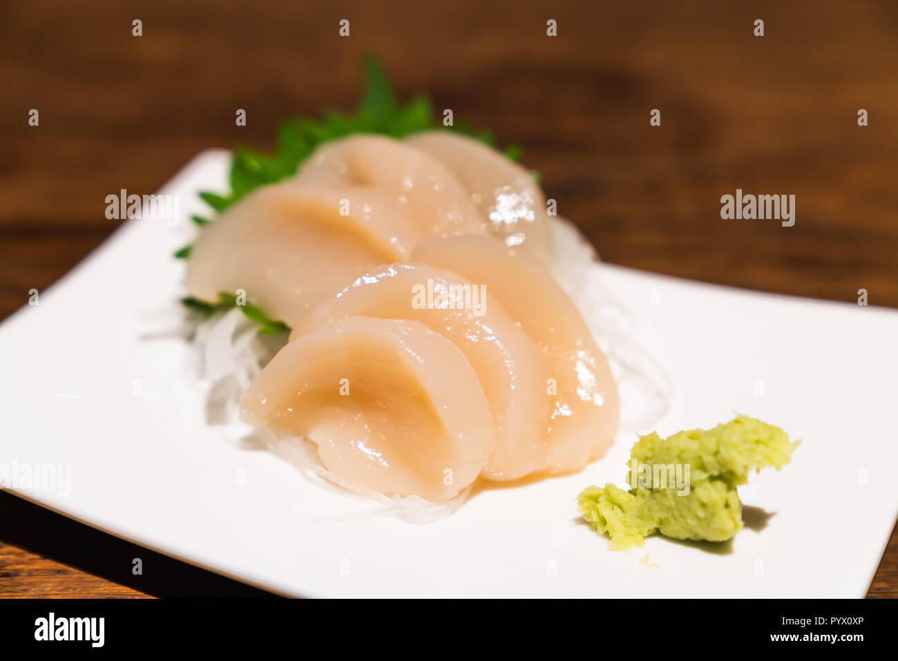 Raw jakobsmuschel Sashimi oder hotate Sashimi mit Wasabi auf Teller serviert, Japanische berühmte leckere rohe Meeresfrüchte essen. Asiatische Lebensmittel, Japan traditionelles Menü Stockfoto