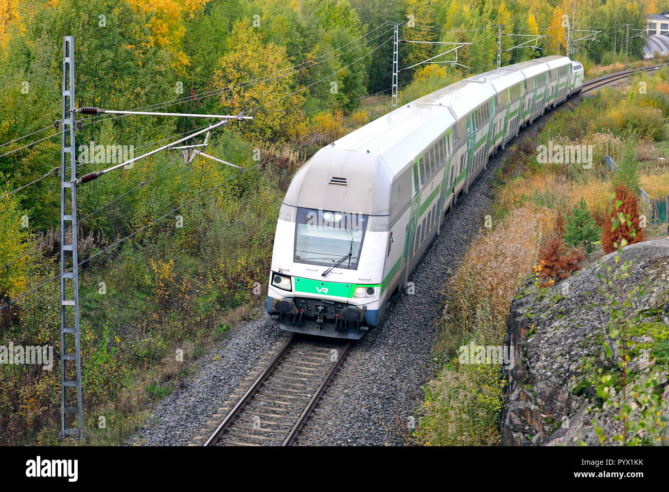 Salo, Finnland - 6. Oktober 2018: VR Group Personenzug bei der Geschwindigkeit im Herbst, Ansicht von der Brücke. Stockfoto