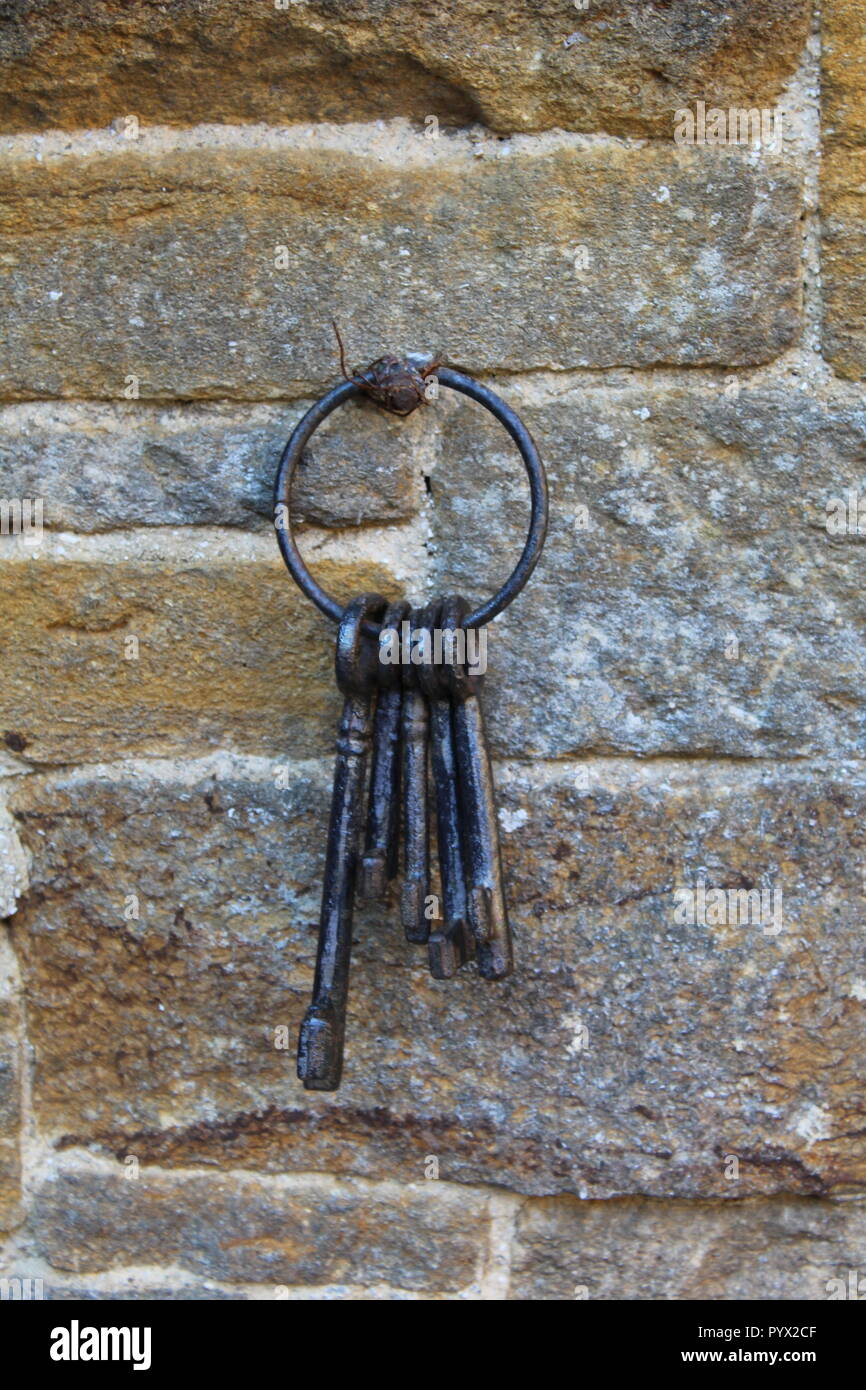 Die Schlüssel hängen an einem Nagel auf eine Mauer aus Stein Stockfoto