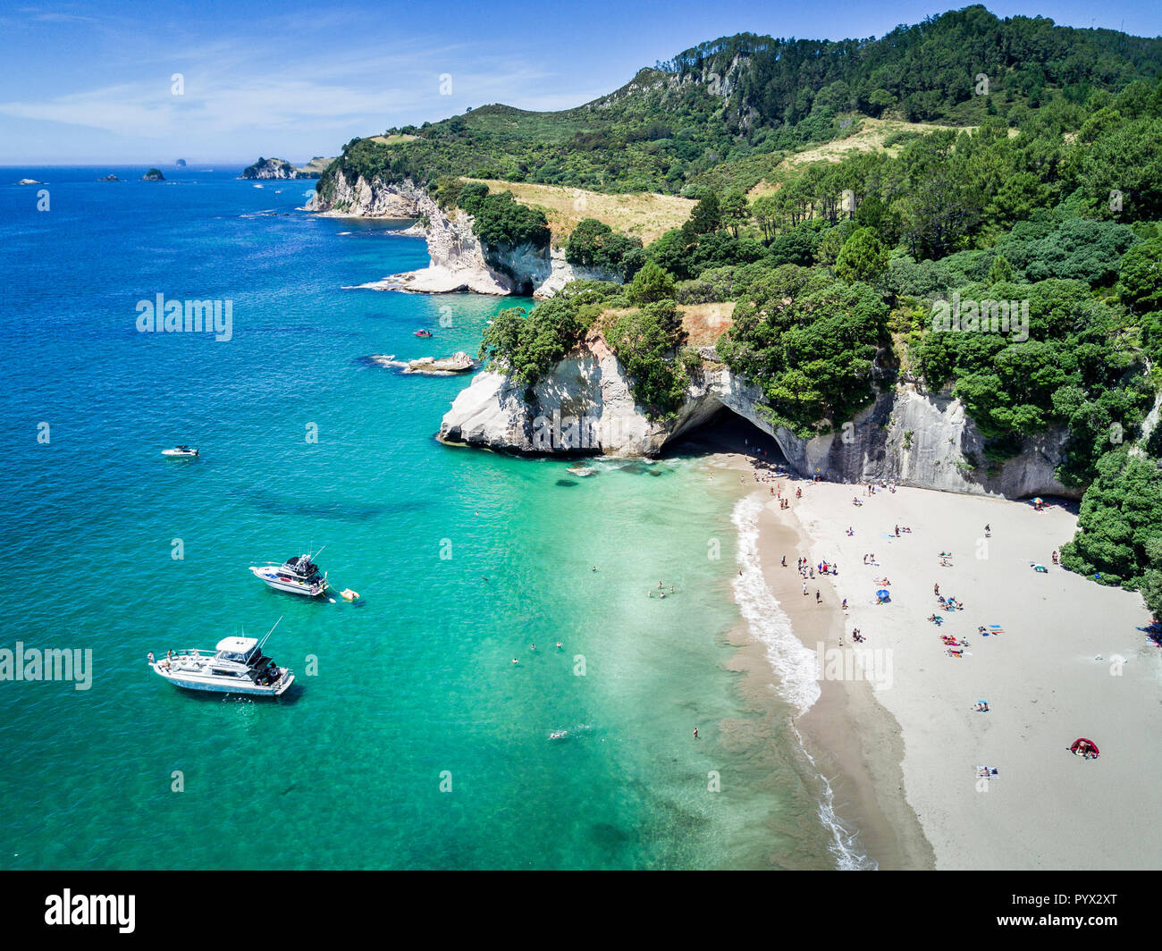 Luftaufnahme von Cathedral Cove in Coromandel Halbinsel, Neuseeland Stockfoto