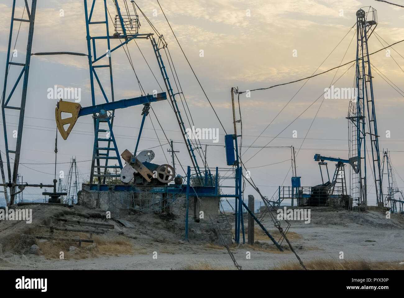 Industrielle Landschaft, Öl Pumpen und Anlagen Gewinnung von natürlichen Reserven Stockfoto