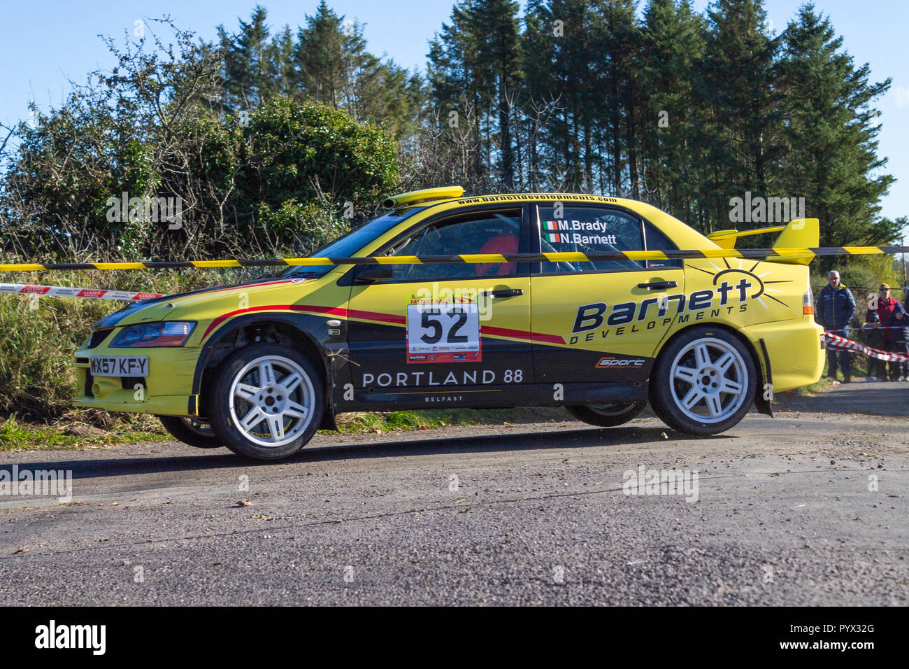 Nick Barnett und Martin Brady im Mitsubishi Evo 9 über Station 16 in der fastnet Rallye 2018 West Cork Irland Stockfoto