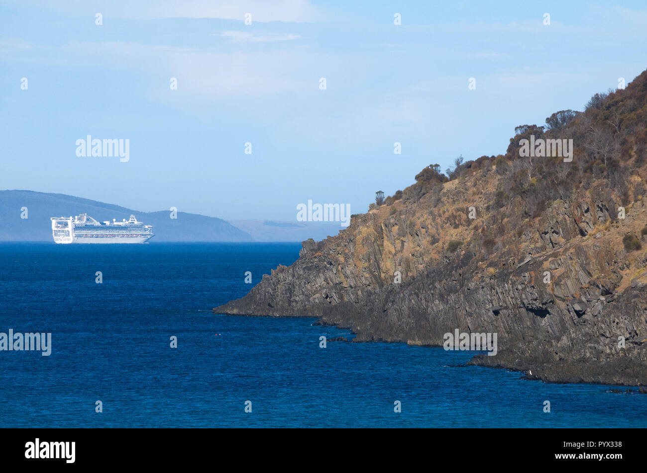 Eine Princess Cruises Schiff fährt durch einen felsigen Landzunge an der Küste von Penneshaw, Kangaroo Island in South Australia, Australien. Stockfoto