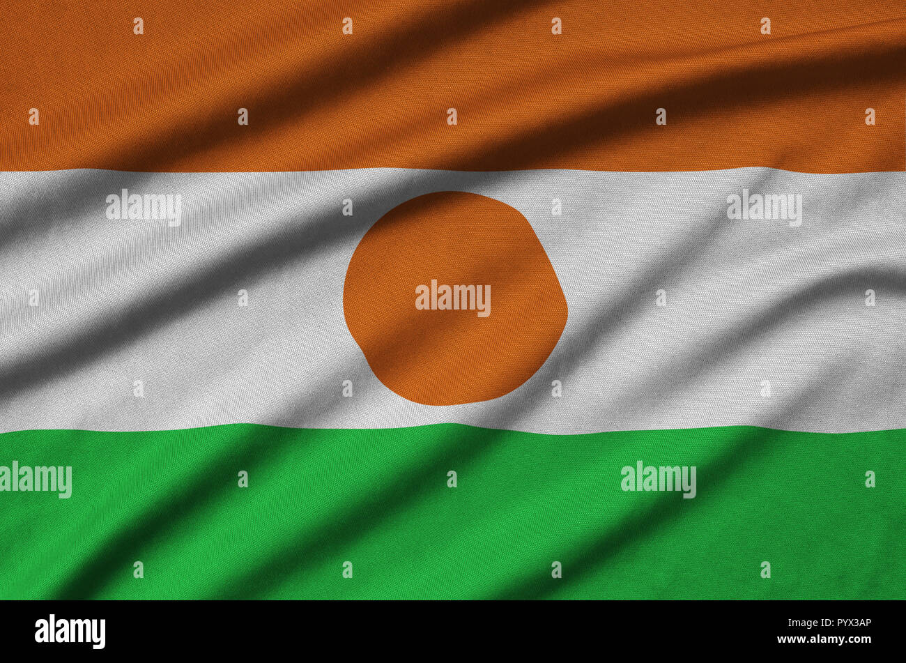 Niger Fahne wird auf ein Sport tuch Stoff mit vielen Falten dargestellt. Sport Team winken Banner Stockfoto