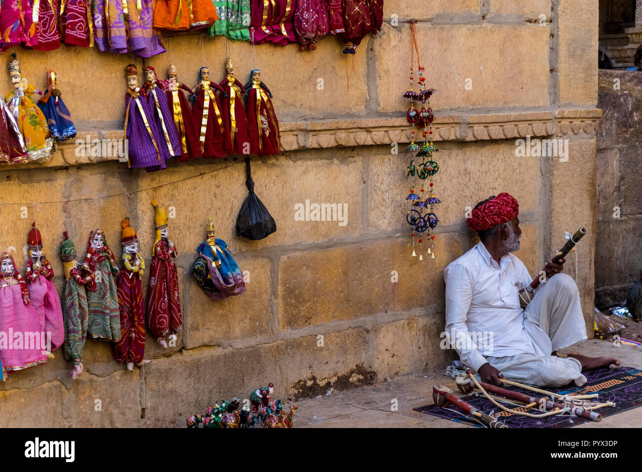 Lokale Musiker in der Straßenszene in Jaisalmer, Rajasthan Stockfoto